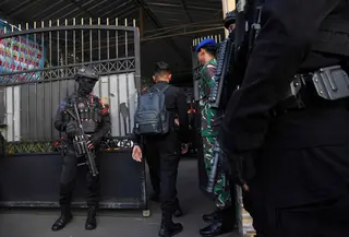 Ledakan pertama meletup dari dalam musala lantai tiga. Tampak dalam foto, petugas kepolisian berjaga di gerbang SMAN 72 Jakarta pada Jumat 7 November 2025. (AP Photo/Dita Alangkara)
