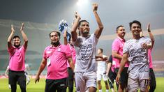 Rans Cilegon FC melaju ke semifinal Liga 2 2021 usai mengimbangi Sriwijaya FC 0-0 dalam laga terakhir Grup X Babak 8 Besar Liga 2, di Stadion Wibawa Mukti, Cikarang (22/12/2021). Mengumpulkan 7 poin, Rans lolos sebagai juara grup, sementara Sriwijaya FC tersingkir. (Bola.com/Bagaskara Lazuardi)