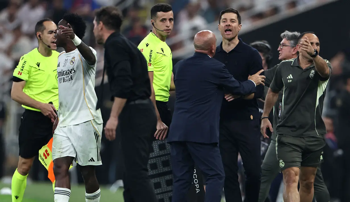 Pemain Real Madrid, Vinicius Jr dan pelatih Athletico Madrid, Diego Simeone terlibat adu mulut dalam laga semifinal Piala Super Spanyol di Stadion King Abdullah Sports City, Jeddah, Arab Saudi, Jumat (9/1) dini hari WIB. (AFP/Fadel Senna)