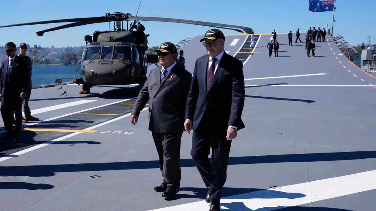Bersama PM Australia, Presiden Prabowo Tinjau Langsung Kapal Perang HMAS Canberra