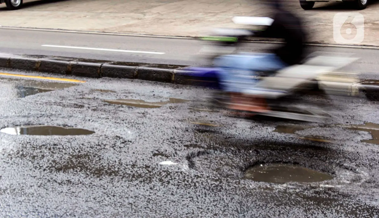 Pengendara sepeda motor maupun mobil yang melintas harus ekstra hati-hati, terutama pada malam hari, mengingat kurangnya penerangan di area yang rusak. (Magang/Liputan6.com/Muhammad Rizal)
