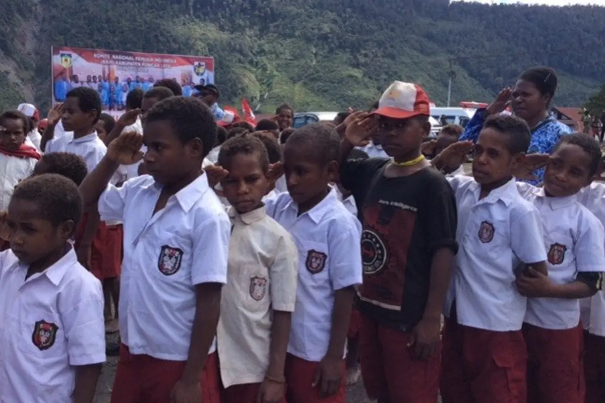 Guru Bantu, Tulang Punggung Pendidikan di Pedalaman Papua