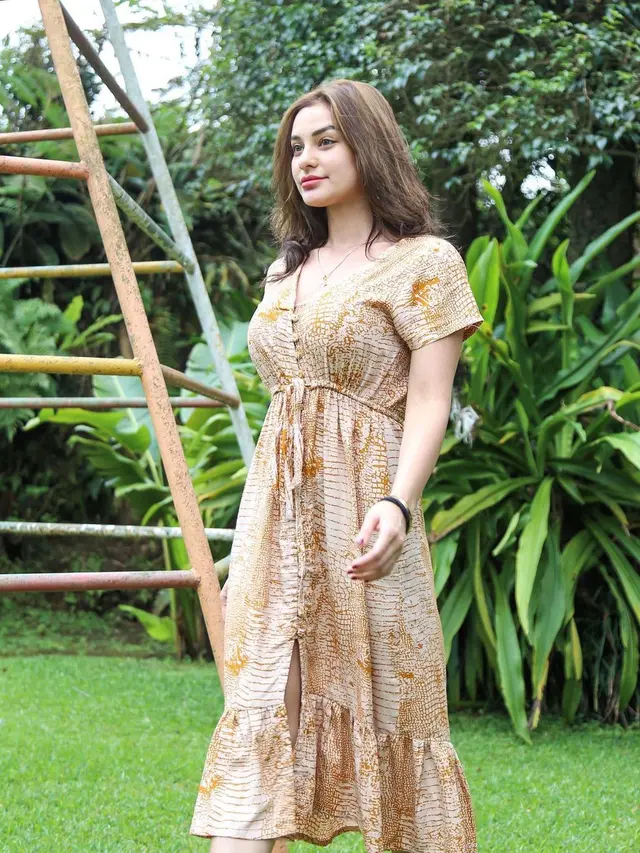 7 Gaya Nora Alexandra saat Berpenampilan Vintage, Menawan