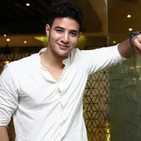 Banyak yang bertanya-tanya terkait status hukum Ammar Zoni. Seperti diketahui, pesinetron ganteng itu beberapa bulan silam terlibat narkoba. Tidak berapa lama kemudian, ia muncul jalan-jalan di pusat perbelanjaan. (Nurwahyunan/Bintang.com)