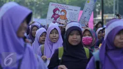 Beragam tulisan dibawa saat aksi Gerakan Menutup Aurat di Kawasan Bundaran HI, Jakarta, Minggu (14/2/2016). Mereka mengajak kepada wanita muslim untuk menutup Aurat sesuai dengan syariat. (Liputan6.com/Gempur M Surya)