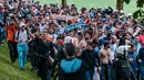 Para pendukung Olympique Marseille dikawal polisi saat menuju Red Bull Arena untuk menonton pertandingan melawan FC Salzburg di Austria (3/5). Pengawalan ini bertujuan untuk menghindari bentrokan antar pendukung. (JFK / EXPA / APA / AFP)