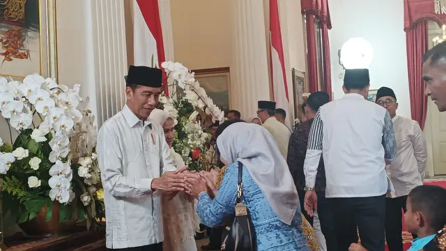 Open house di Istana, ribuan warga nampak antre masuk untuk bertemu dan bersalaman dengan Presiden Joko Widodo atau Presiden Jokowi saat Hari Raya Idulfitri 1445 Hijriah.