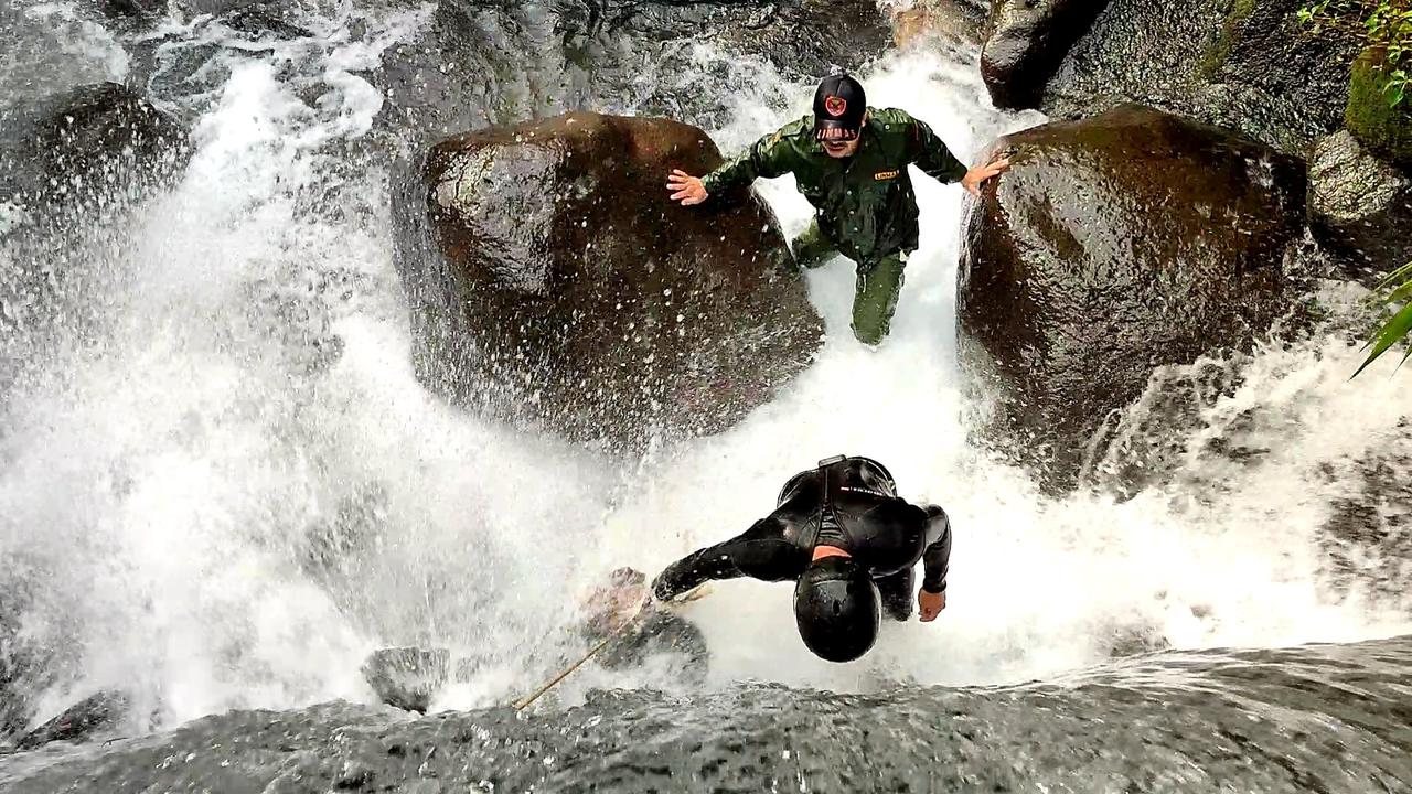Pencarian Siswi SMP Hanyut di Curug Kembar Bogor