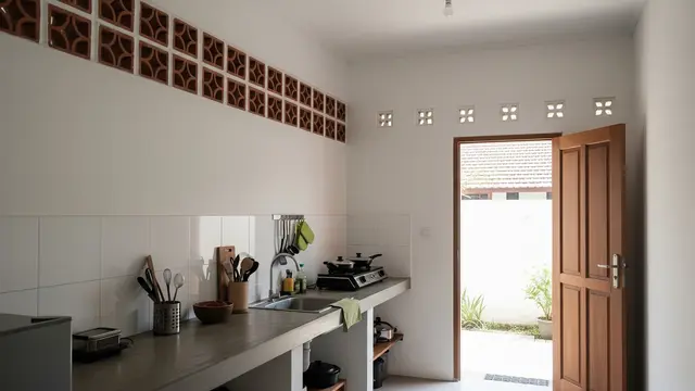 Inspirasi Dapur Belakang dengan Ventilasi Roster Sepanjang Dinding sebagai Solusi Tanpa Bau dan Lembap Model dengan Roster dan Pintu ke Haalaman