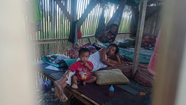 Potret keluarga Abas Basari, warga Desa Gempol, Kecamatan Banyusari, Karawang yang masih terbelenggu kemiskinan. (Liputan6.com/Abramena)
