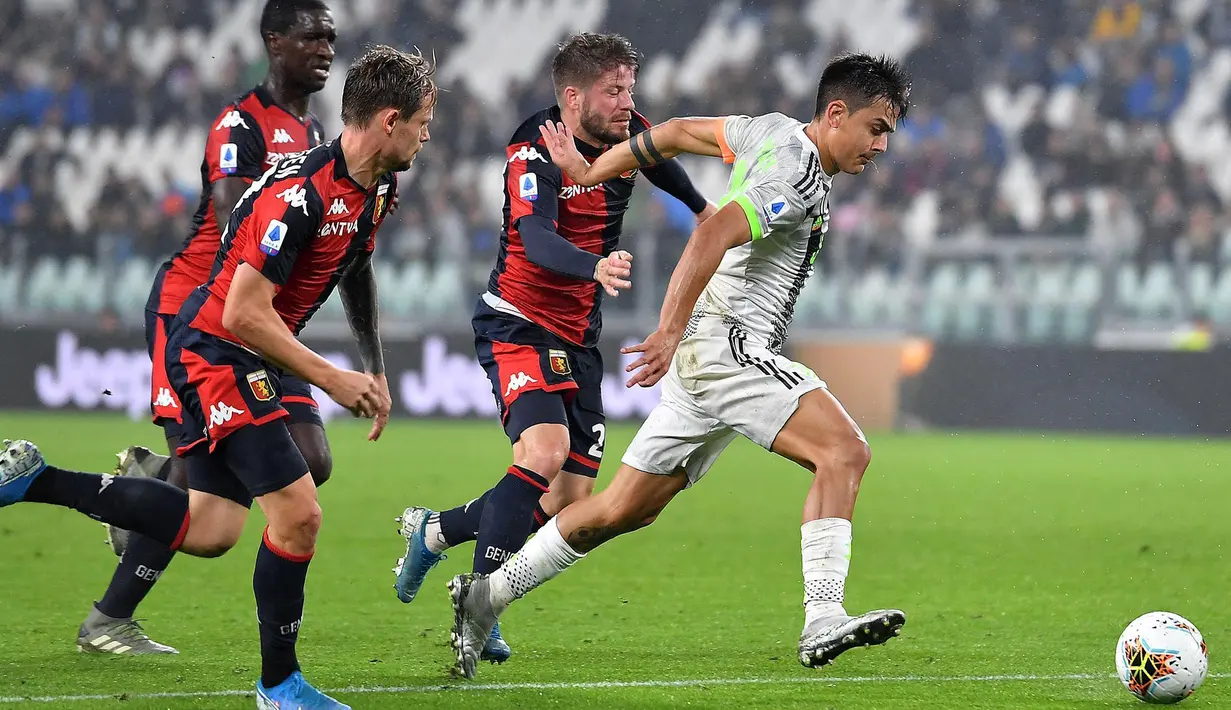 Penyerang Juventus, Paulo Dybala (kanan) menggiring bola dari kejaran tiga pemain Genoa pada pertandingan lanjutan Liga Serie A Italia di stadion Allianz, Turin (30/10/2019). Juventus menang tipis 2-1 atas Genoa. (Alessandro Di Marco / ANSA via AP)