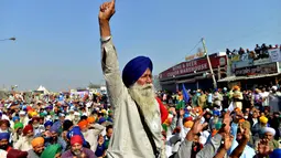 Para petani ambil bagian dalam aksi unjuk rasa di perbatasan Delhi-Haryana Singhu di India (9/12/2020). Para petani juga mengancam akan meningkatkan aksi mereka dengan memblokir jalan-jalan raya utama yang menghubungkan kota-kota terdekat dengan ibu kota negara tersebut. (Xinhua/Str)