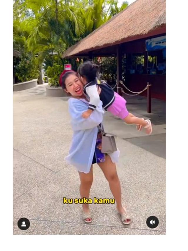 8 Potret Kompak Kiky Saputri dan Aisya Ini Curi Perhatian