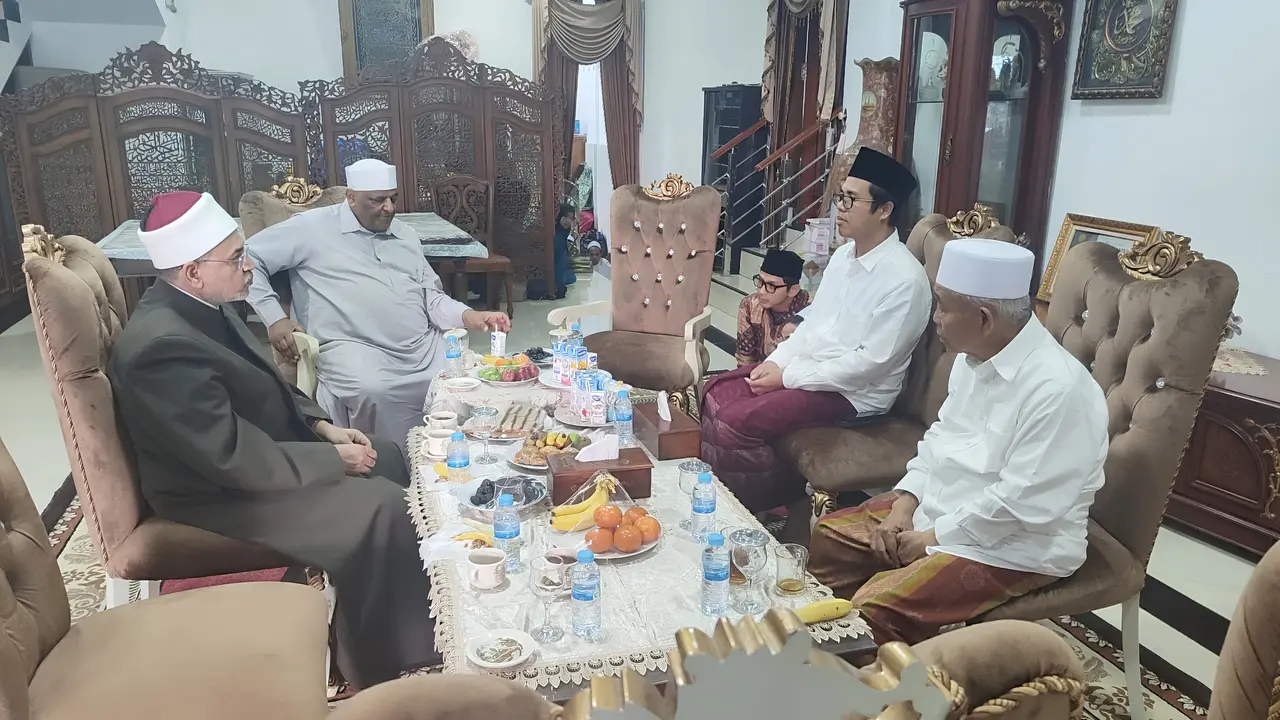 Pengasuh PP Amanatul Ummah KH Asep Saifuddin Chalim bertemu Rektor Universitas Al-Azhar Mesir di Pacet, Mojokerto