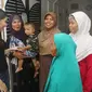 Puteri Indonesia 2019 Frederika Alexis Cull ikut blusukan ke kampung pemulung untuk mencari data anak-anak tanpa akta kelahiran. Informasi tersebut akan disampaikan di ajang internasional di Malaysia. (dok. Voice for the Voiceless/Dinny Mutiah)