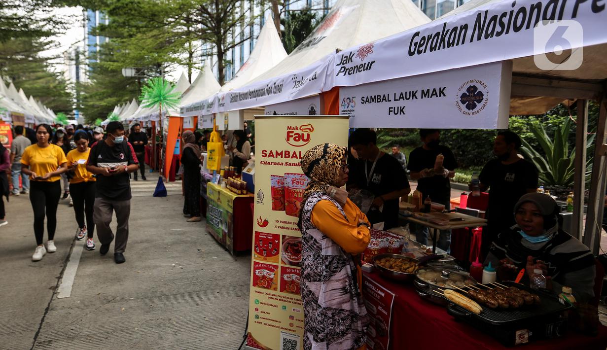 Warga memilih makanan saat mengunjungi stan UMKM Bazaar Kuliner di kawasan Jakarta, Minggu (26/6/2022). Bazar ini diselenggarakan dalam rangkaian perayaaan HUT ke-495 DKI Jakarta. (Liputan6.com/Johan Tallo)
