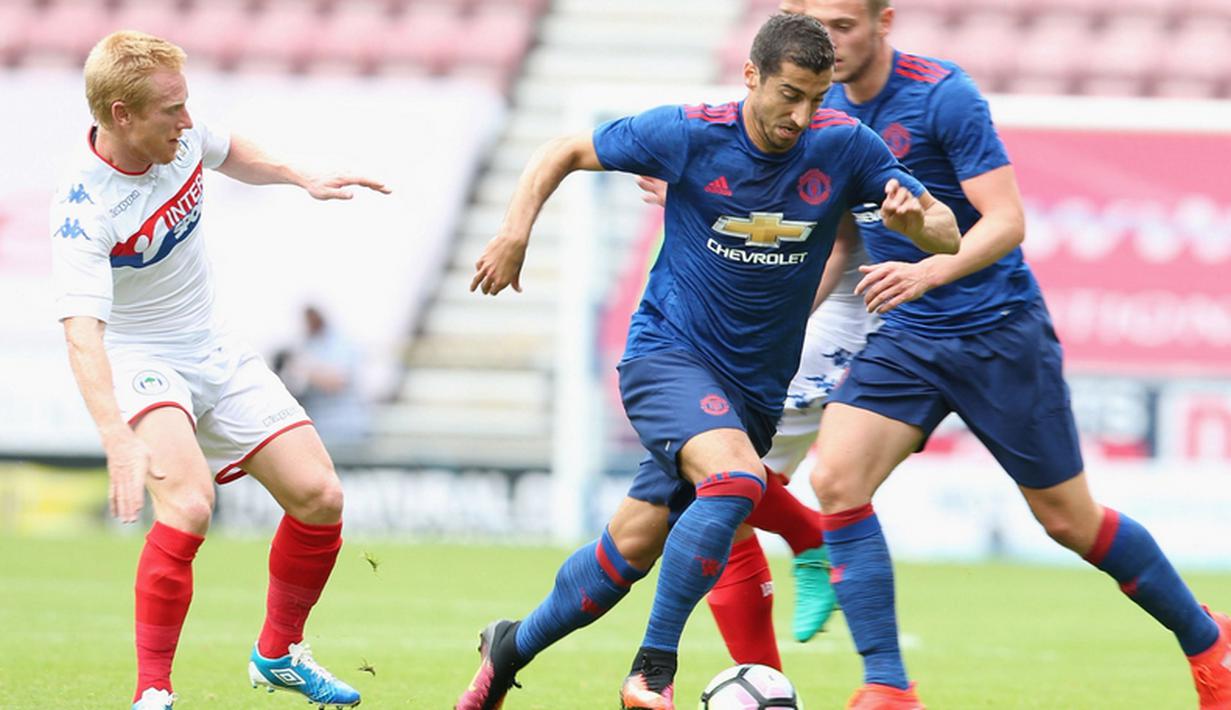 Pemain baru MU, Henrikh Mkhitaryan, berusaha melewati pemain Wigan Athletic dalam laga persahabatan di Stadion DW, Wigan, (16/7/2016). (Bola.com/Twitter/ManUtd)