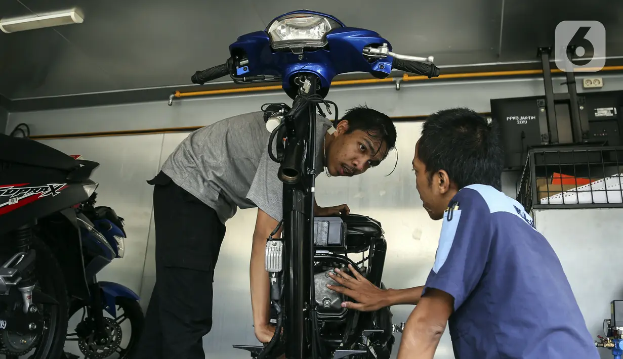Instruktur memberikan materi kepada warga yang mengikuti pelatihan perbengkelan sepeda motor di Rusun Jatinegara Barat, Jakarta, Kamis (2/6/2022). Pusat Pelatihan Kerja Daerah Jakarta Timur melaksanakan program jemput bola pelatihan perbengkelan secara gratis bagi warga Rusun Jatinegara Barat sebagai upaya mendorong penyiapan tenaga siap kerja dan mengurangi angka pengangguran. (Liputan6.com/Johan Tallo)