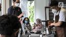 Praktisi (kiri) mengajar pembuatan kopi kepada anak berkebutuhan khusus di The Home, Cilandak, Jakarta, Selasa (11/1/2022). Belajar membuat kopi merupakan salah satu pelatihan khusus yang disesuaikan dari minat anak berkebutuhan khusus setelah selesai pendidikan di SLB. (Liputan6.com/Johan Tallo)
