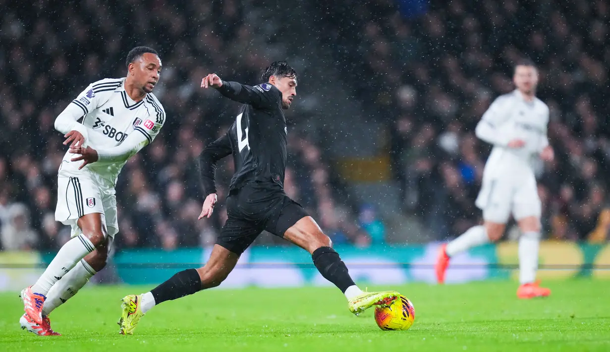 Laga ini berubah menjadi pertarungan ofensif terbuka. Kedua tim saling bergantian menciptakan peluang berbahaya dan momen menegangkan sepanjang 90 menit. (Bradley Collyer/PA via AP)