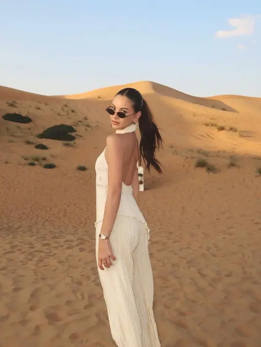 Terbaru, Alyssa juga kenakan backless halterneck top di Dubai Desert Safari. Dipadukan dengan homewear set berupa loose pleated pants. [@alyssadaguise]