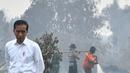 Presiden Joko Widodo atau Jokowi memeriksa kerusakan akibat kebakaran hutan dan lahan (karhutla) di Pekanbaru, Riau, Selasa (17/9/2019). Jokowi menegaskan pentingnya menjaga komitmen agar karhutla tak terjadi lagi. (Handout/Indonesian Presidential Palace/AFP)