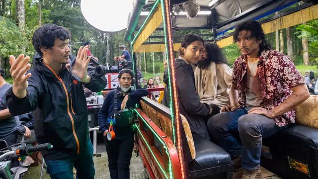 Timo Tjahjanto, Putri Marino, dan Abimana Aryasatya di balik layar The Big 4. (Netflix)