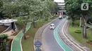 Pekerja menyelesaikan pembangunan penataan kawasan Taman Semanggi, Jakarta, Kamis (13/10/2022). Usai diresmikan Gubernur DKI Jakarta Anies Baswedan pada acara soft launching 12 Oktober 2022 kemarin, penataan ulang kawasan Taman Semanggi dilanjutkan karena realisasi pengerjaan baru mencapai 73,37 persen. (Liputan6.com/Johan Tallo)