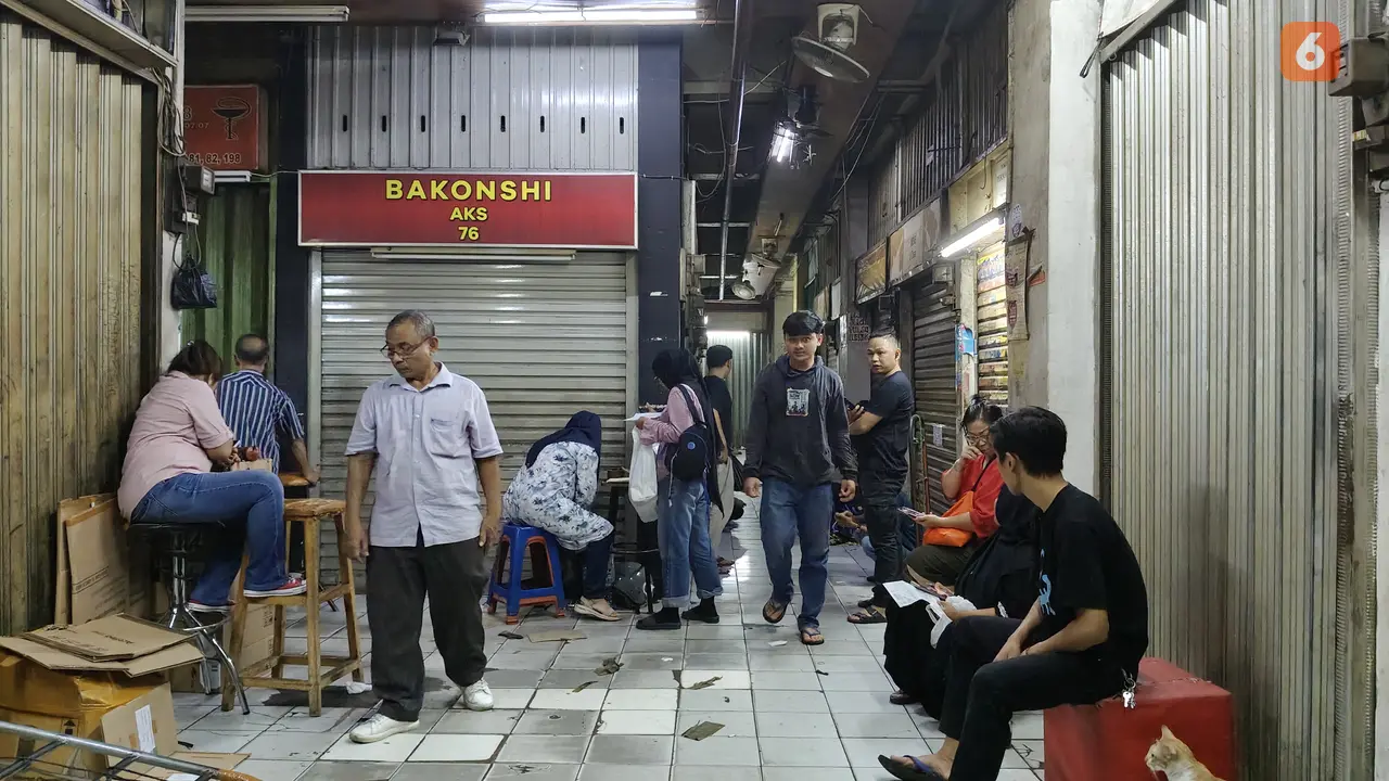pedagang pasar pramuka meratapi kios yang disegel