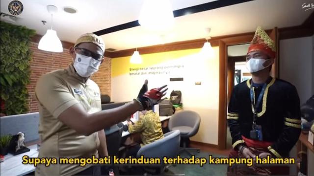 Sandiaga Uno Beri Pakaian Adat Khas Sumbar untuk Pegawai Kemenparekraf yang Tak Bisa Mudik