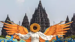 "Sunflower Angel," instalasi seni fiberglass setinggi sembilan meter karya seniman lokal Arrofi Ramadhan, terlihat di Candi Prambanan, kompleks candi Hindu abad ke-9 yang terdaftar sebagai Situs Warisan Dunia UNESCO, Sleman, Yogyakarta, pada Sabtu 6 Juni 2026. (DEVI RAHMAN/AFP)