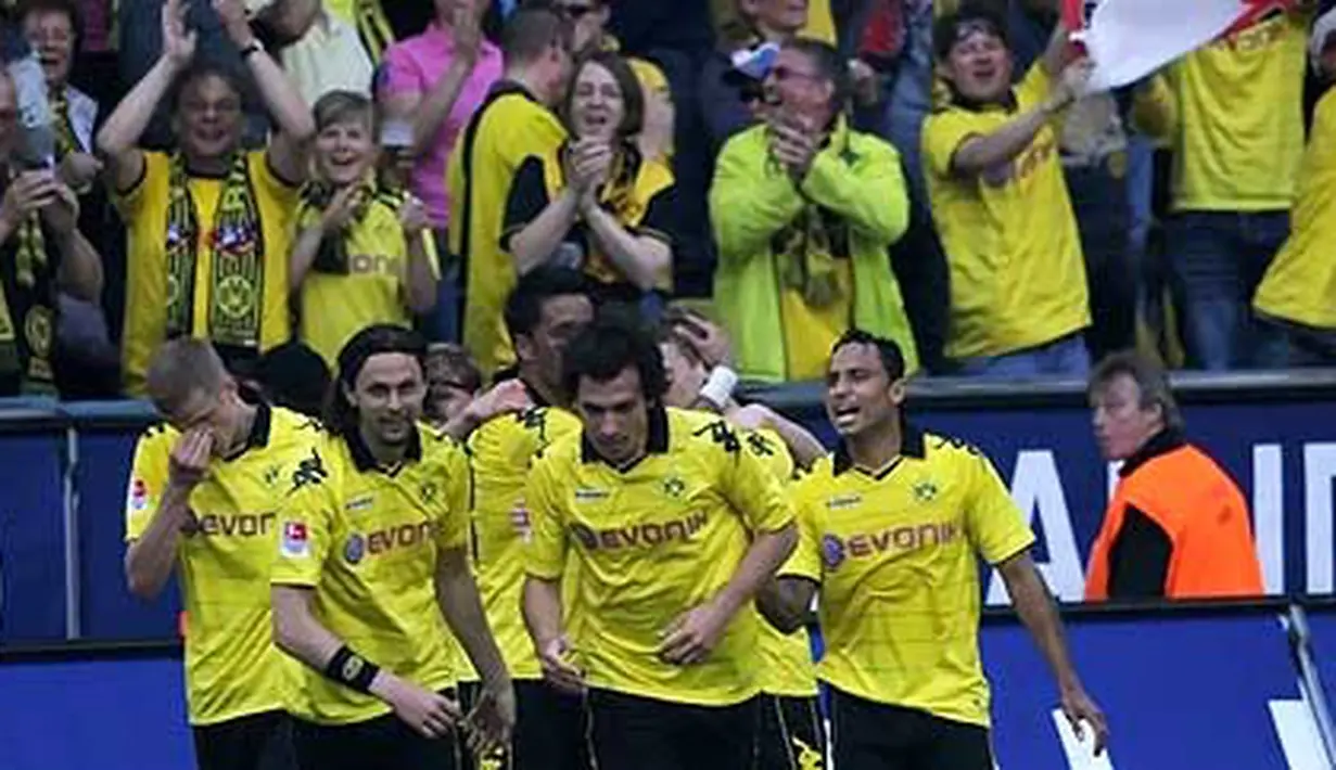 Para pemain Borussia Dortmund merayakan gol Lucas Barrios yang menjadi gol pertama dari keunggulan 2-0 atas Nurnberg pada lanjutan Bundesliga di Signal iduna Park, 30 April 2011. AFP PHOTO/PATRIK STOLLARZ