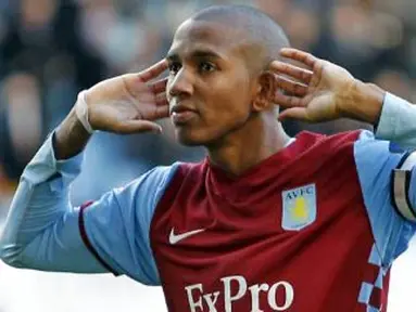 Selebrasi winger Aston Villa Ashley Young setelah mencetak gol ke gawang Blackburn Rovers di Villa Park, Birmingham, 26 Februari 2011. AFP PHOTO/IAN KINGTON