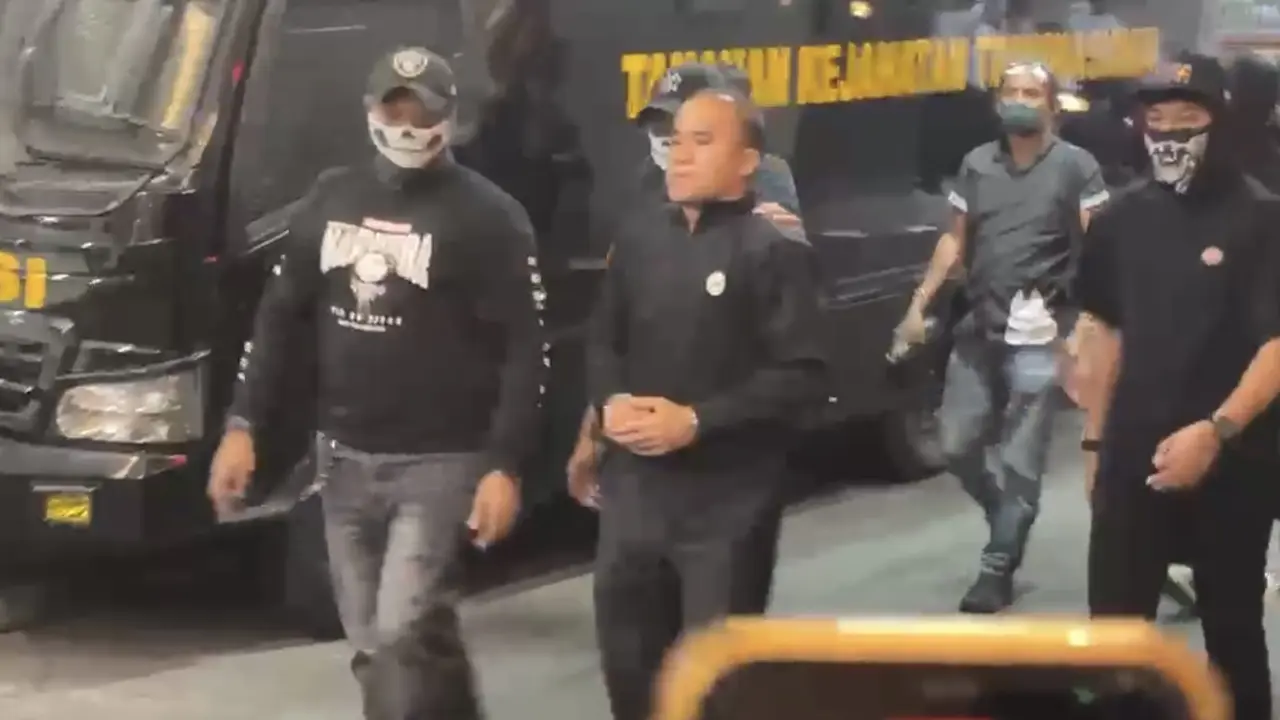 Eks Kasat Reserse Narkoba Polres Kutai Barat, AKP Deky Jonathan Sasiang, tiba di Gedung Bareskrim Polri, Jakarta.