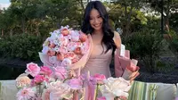 6 Potret Manis Ultah Hanggini ke-26, Kejutan Romantis dan Pesona Dress Pink