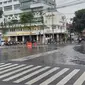 Road barrier di atas bekas lokasi pos polisi Simpang Rajabaly yang dibongkar pada Rabu (22/6/2022). Sebuah pos baru telah didirikan berbarengan dengan proyek penataan kawasan Kayutangan Heritage Malang pada 2021 (Liputan6.com/Zainul Arifin)