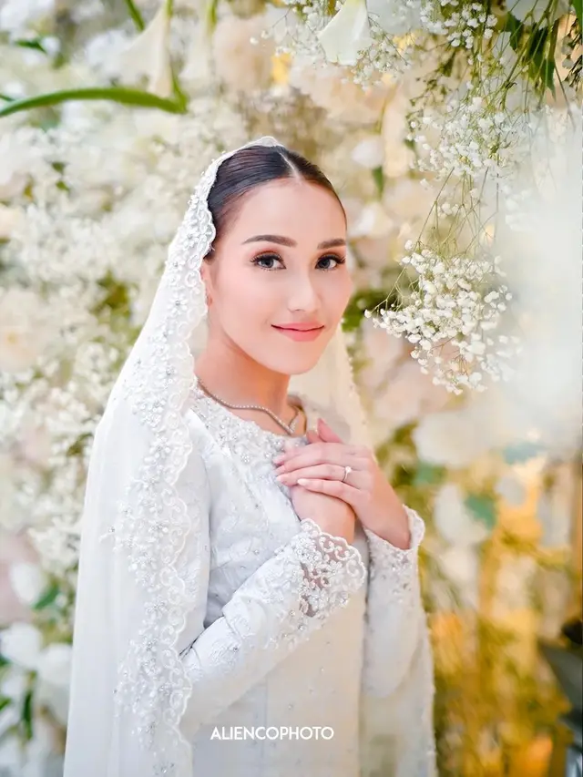 8 Potret Detail Penampilan Ayu Ting Ting saat Lamaran, Memesona