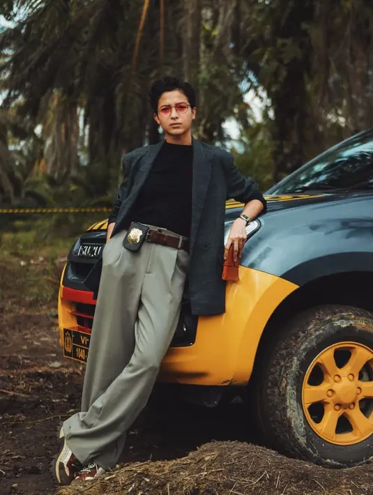 Berperan sebagai polisi, Putri Marino tampil dengan gaya boyish di film terbaru, Kabut Berduri. [@putrimarino]