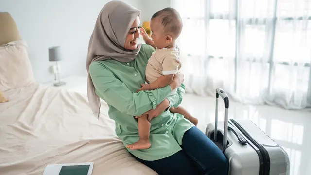 ilustrasi perempuan bersama bayinya sedang bersiap traveling