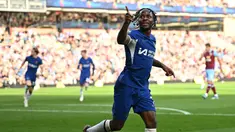 Pemain Chelsea, Raheem Sterling, melakukan selebrasi setelah mencetak gol ke gawang Burnley pada laga pekan ke-8 Premier League 2023/2024 di Stadion Turf Moor, Sabtu, (7/10/2023). The Blues menang dengan skor 4-1. (AFP/Oli Scarff)