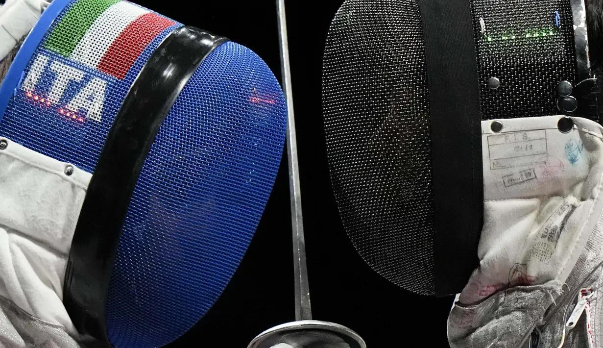 Atlet anggar asal Jepang Takahiro Shikine (kanan) dan Daniele Garozzo dari Italia berlomba dalam semifinal foil individu putra Olimpiade Tokyo 2020, Senin (26/7/2021). (Foto: AP/Andrew Medichini)