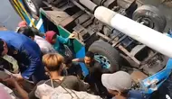 Mobil Elf Rombongan Besan Terperosok ke Kali Cikumpa Depok