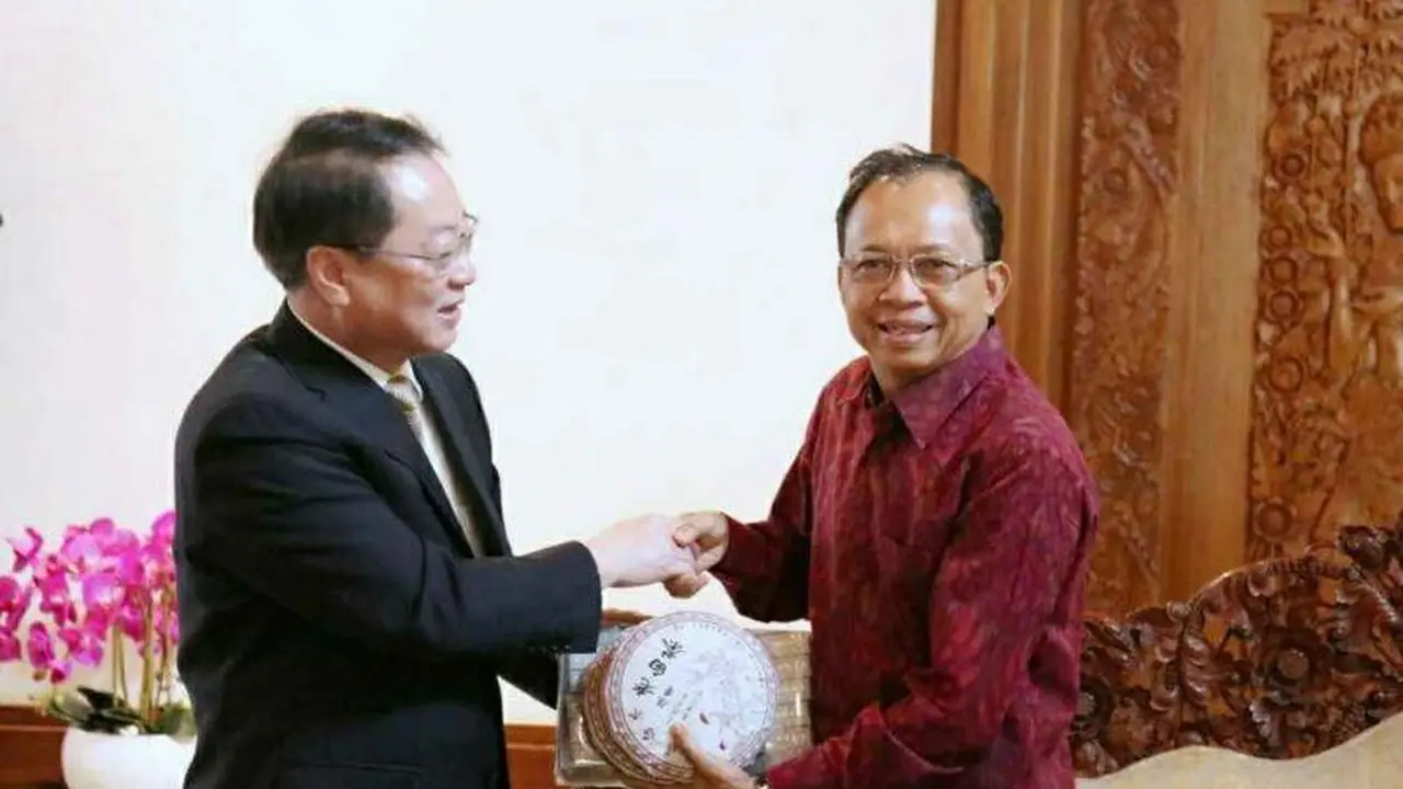 Gubernur Bali Wayan Koster