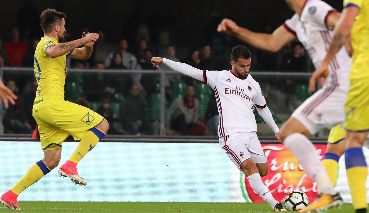 Aksi pemain AC Milan, Suso (kanan) melepaskan tembakan ke gawang Chievo ada laga Serie A di Bentegodi stadium, Verona, (25/10/2017). AC Milan menang 4-1. (Filippo Venezia/ANSA via AP)