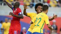 Willian dan Philippe Coutinho, dua bintang Brasil yang saat ini membela klub Premier League. (AFP/Gregg Newton)