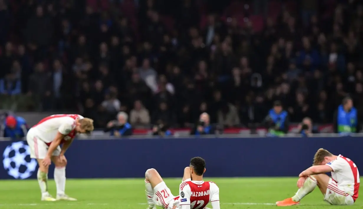 Reaksi pemain Ajax usai tersingkir pada leg kedua semifinal Liga Champions yang berlangsung di Stadion Amsterdam Arena, Amsterdam, Kamis (9/5). Spurs menang 3-2 atas Ajax. (AFP/Emmanuel Dunand)