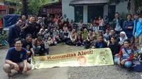 Para peserta tur Jejak Freemansory di Bandung yang diselenggarakan Komunitas Aleut berfoto bersama Soejati (90), sosok yang mengenal dan mengetahui jejak Freemason di Bandung. (Liputan6.com/Huyogo Simbolon)