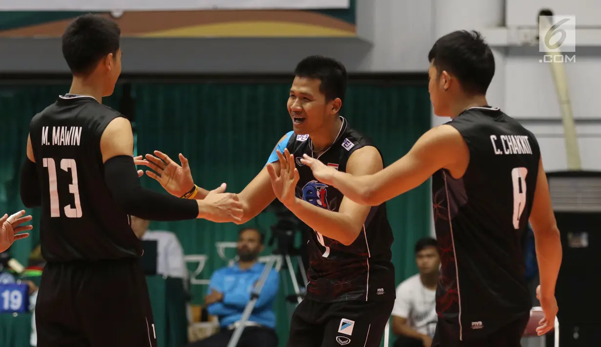 Pemain Timnas voli putra Thailand merayakan poin saat melawan Hongkong pada Kejuaraan Voli Asia 2017 ke-16 di GOR Tri Dharma, Gresik, Rabu (26/7). Thailand unggul 3-1 (23-25, 25-8, 25-19, 25-21). (Liputan6.com/Helmi Fithriansyah)