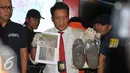 Kepolisian menunjukan barang bukti saat rilis pengungkapan pembunuhan di Polda Metro Jaya, Jakarta (28/9/2015). Kepolisian berhasil menangkap AA Alias AT  dengan barang bukti handphone, helm, celana panjang dan sepatu. (Liputan6.com/Gempur M Surya)