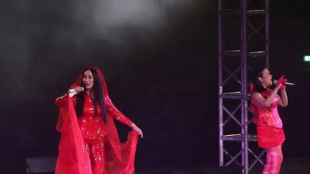 Tampilan Outfit Tiga Diva dan Super Girls di Konser Super Diva. [Adrian Putra/Fimela]